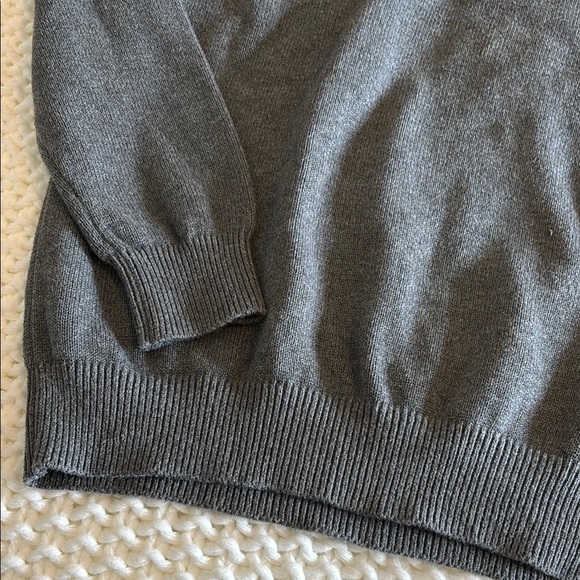 Izod Gray V-Neck Sweater Size L - Picture 6 of 9